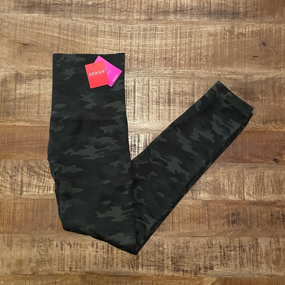 NWT Spanx Print Seamless Leggings in Green Camo - Picture 1 of 6